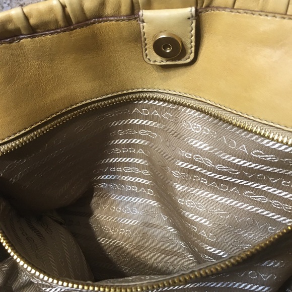 Prada ❤️❤️❤️Tan Leather Handbag - Picture 4 of 10